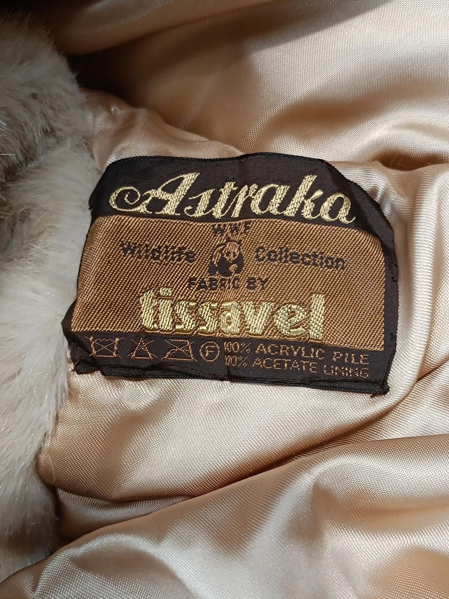 Astraka Women's Coat L Tan Acrylic with Acetate Overcoat - Image 5