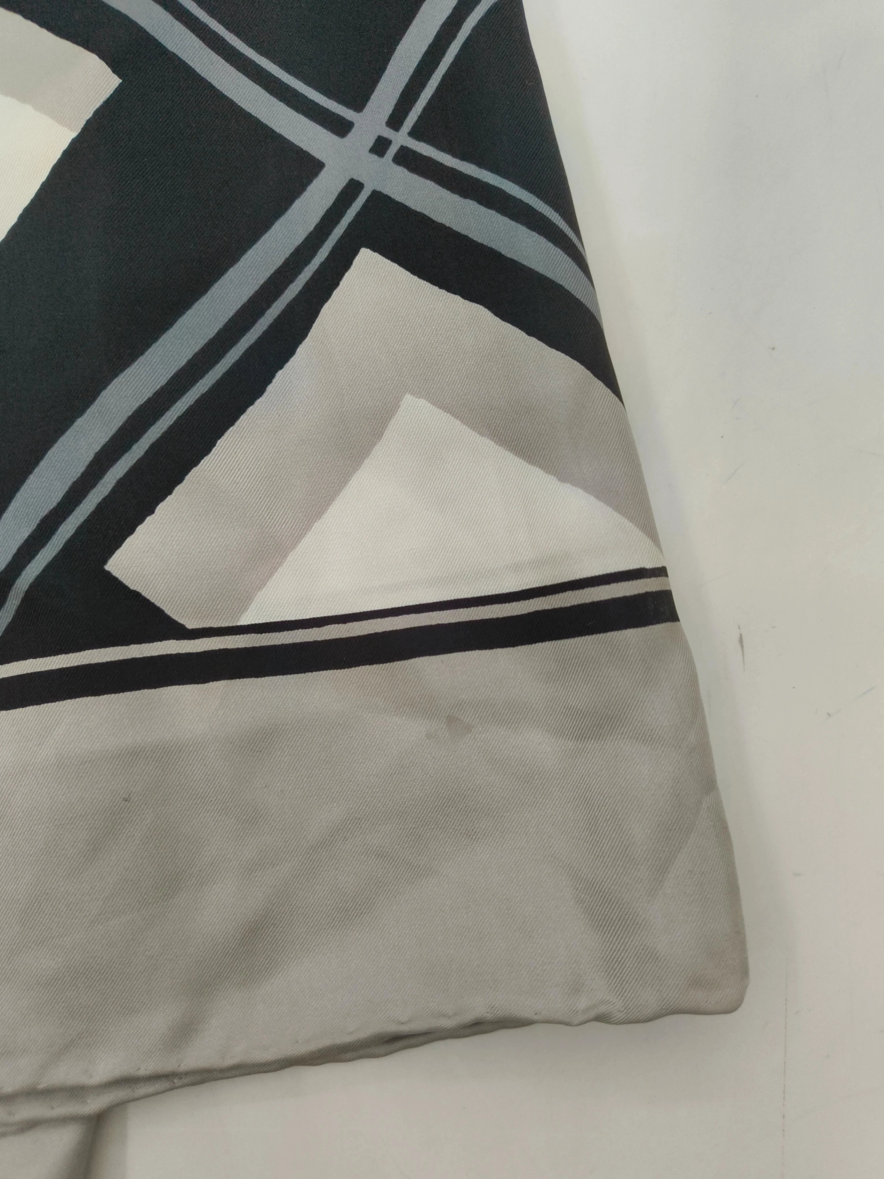 Banana Republic Women's Scarf Multi Geometric 100% Silk Rectangle Scarf - Image 3