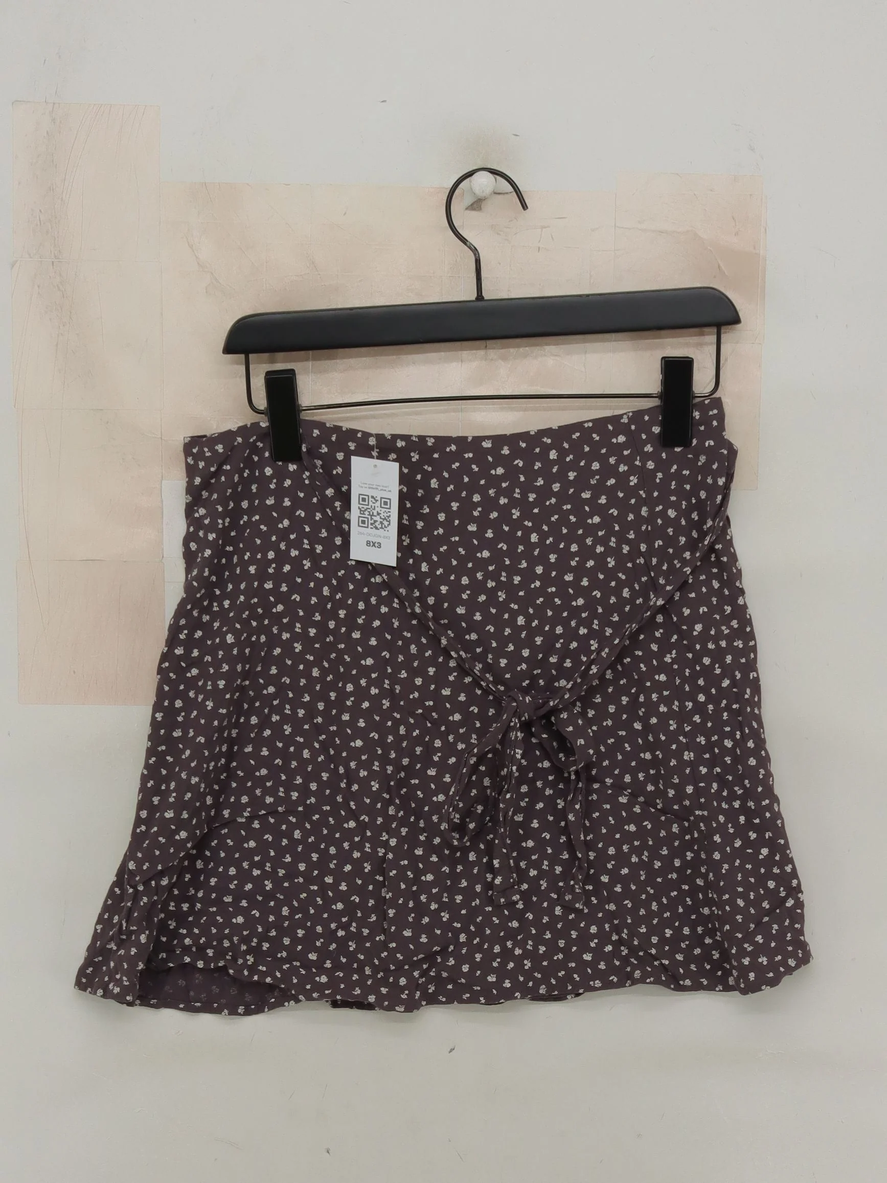 Brandy Melville Women's Mini Skirt XS Grey Floral 100% Viscose Short Mini - Image 2