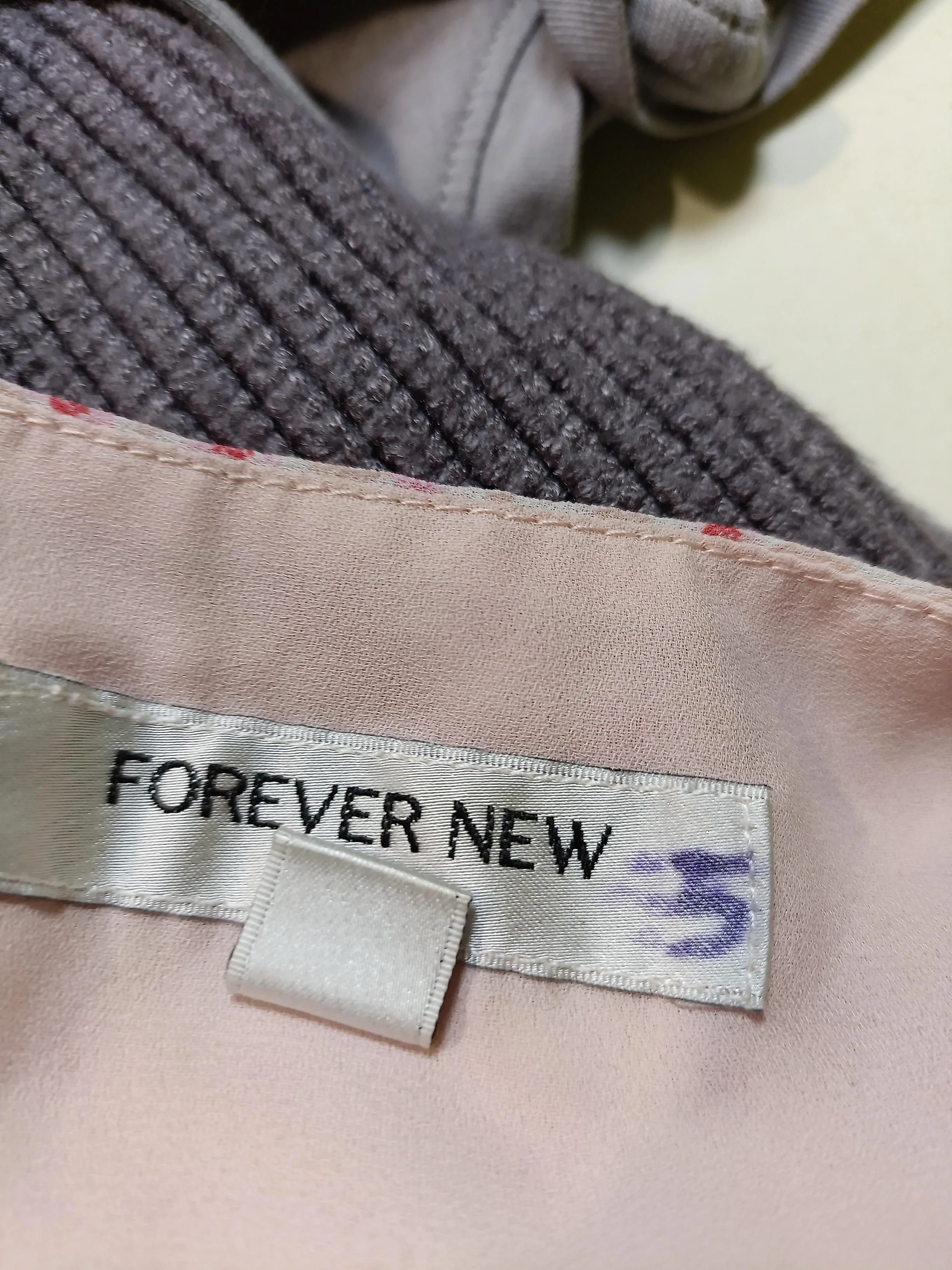 Forever New Women's Blouse UK 4 Pink 100% Other Short Sleeve V-Neck Basic - Image 5