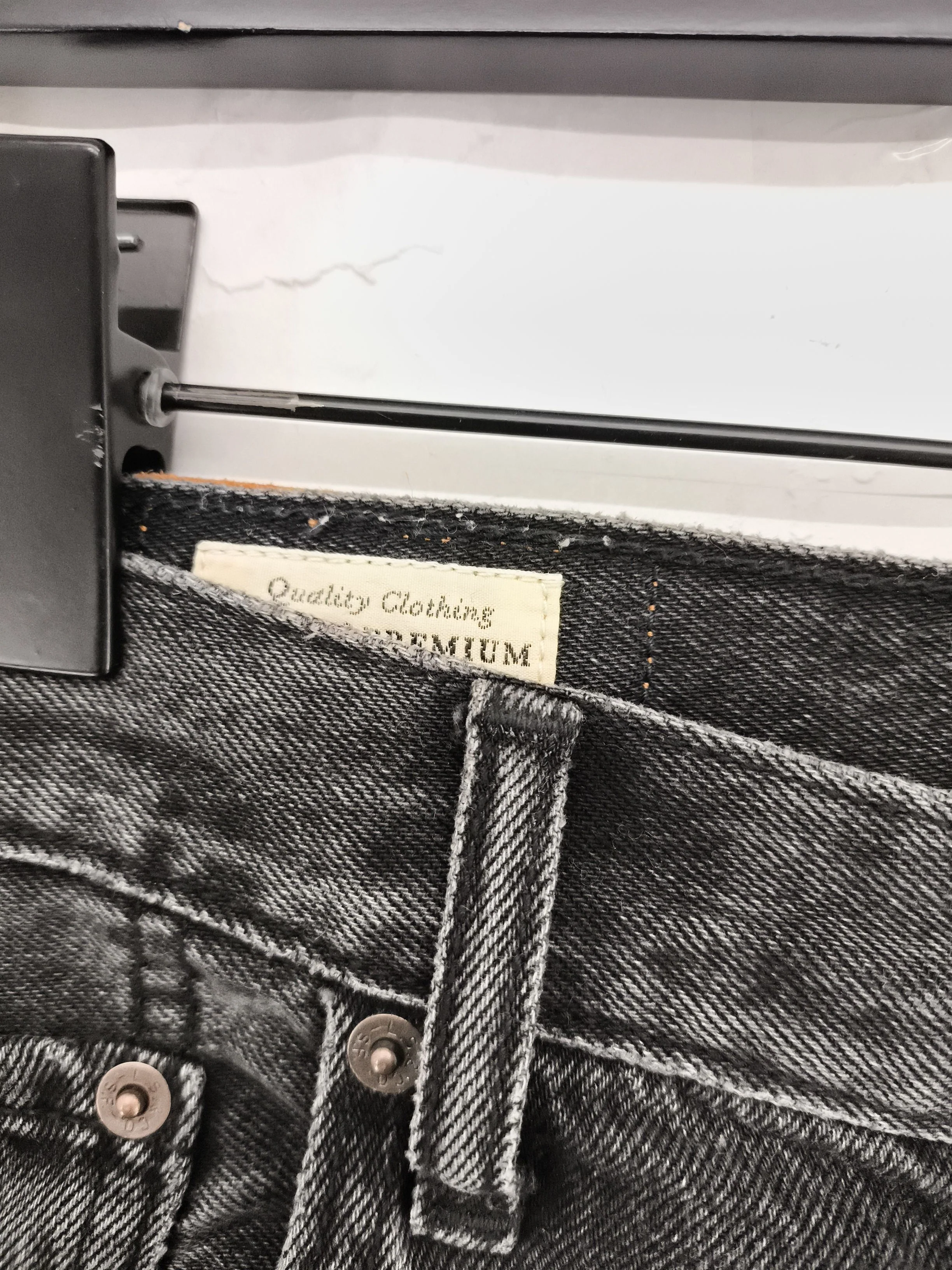 Levi’s Women's Jeans W 28 in Black Cotton with Lyocell Modal Mom - Image 5