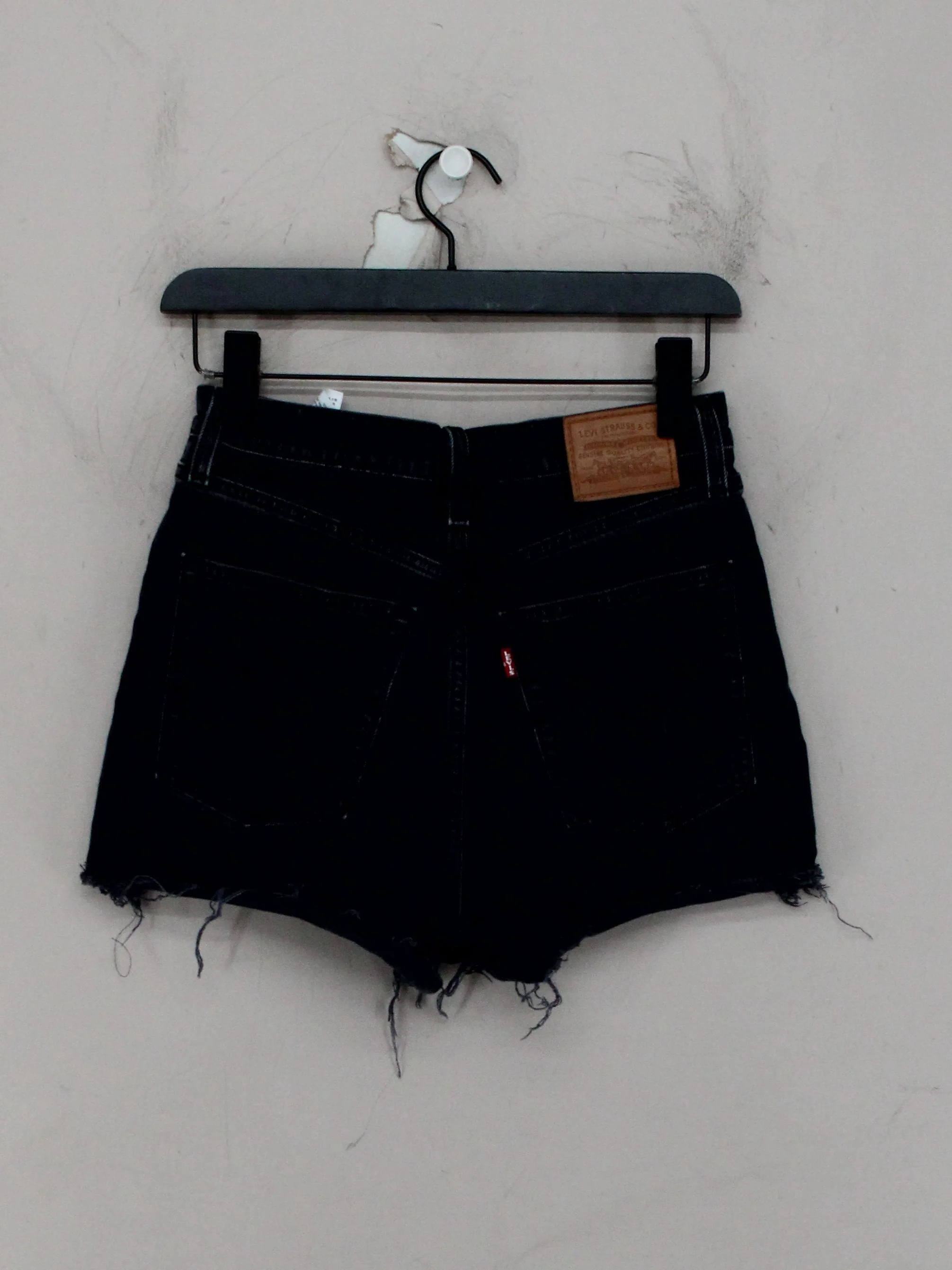 Levi’s Women's Shorts W 27 in Black Cotton with Elastane Cut-Off - Image 2