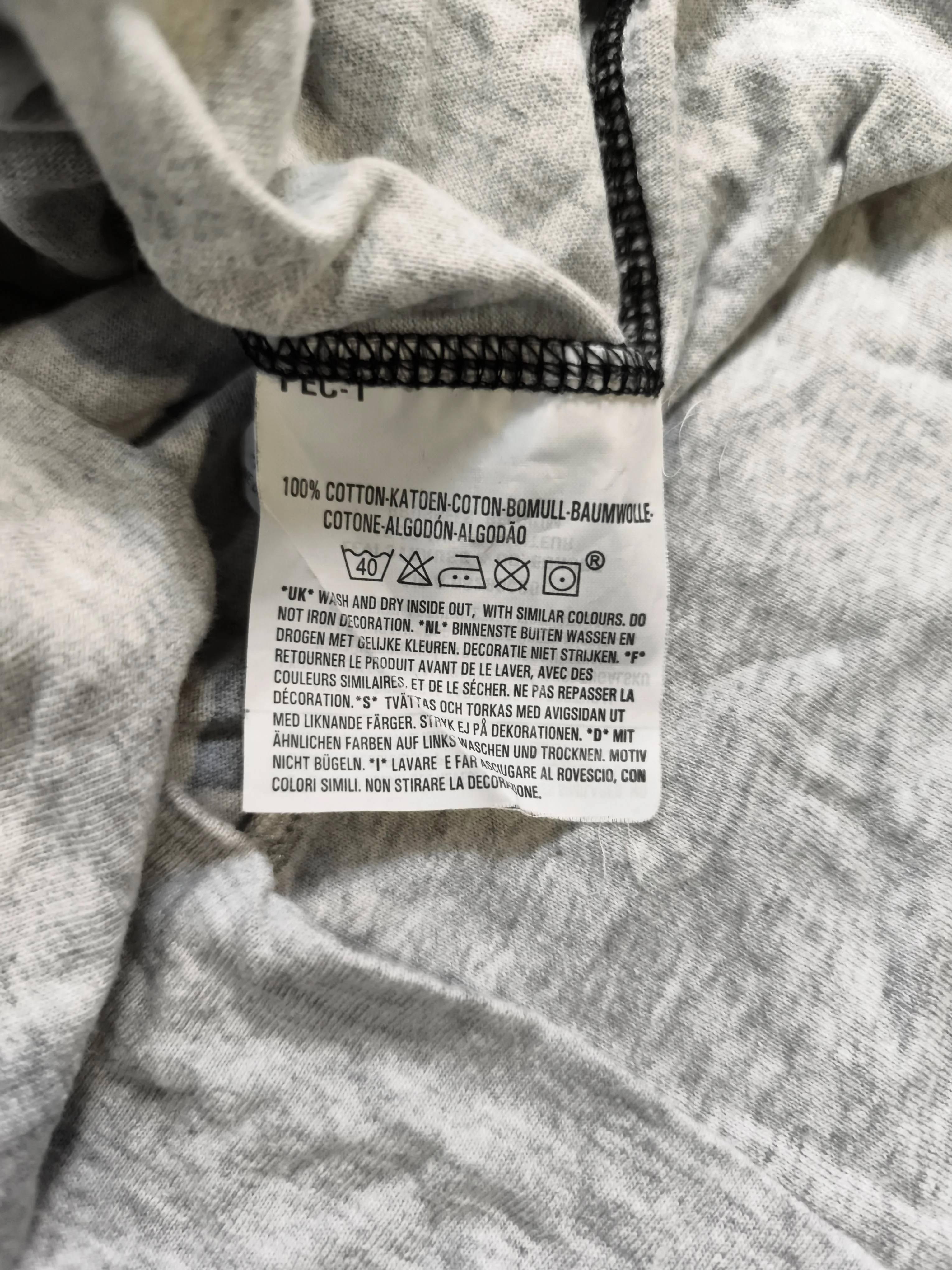 Levi’s Women's T-Shirt M Grey Graphic 100% Cotton Sleeveless V-Neck Basic - Image 6