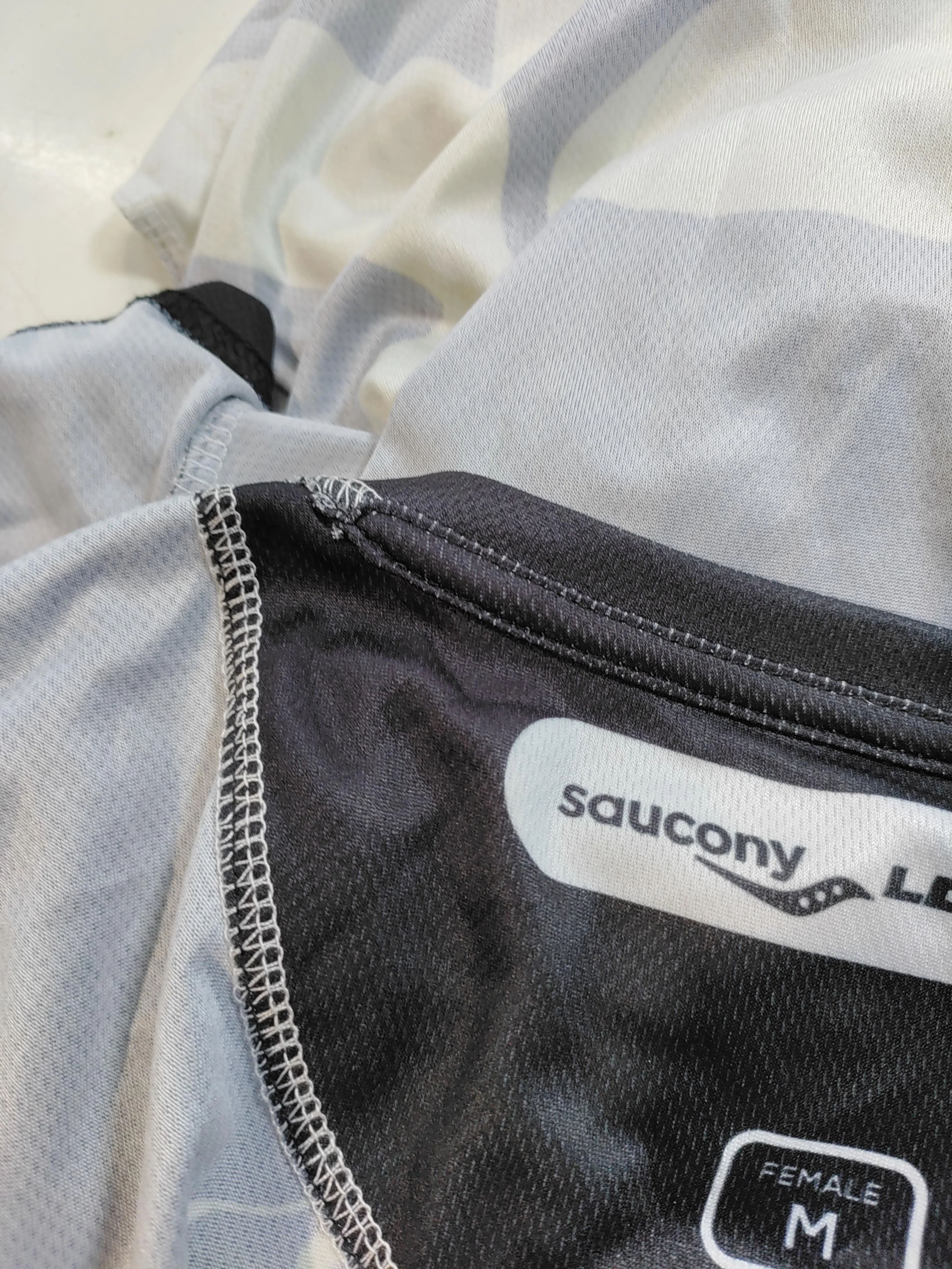 Saucony Women's T-Shirt M Black Graphic 100% Polyester Basic - Image 5