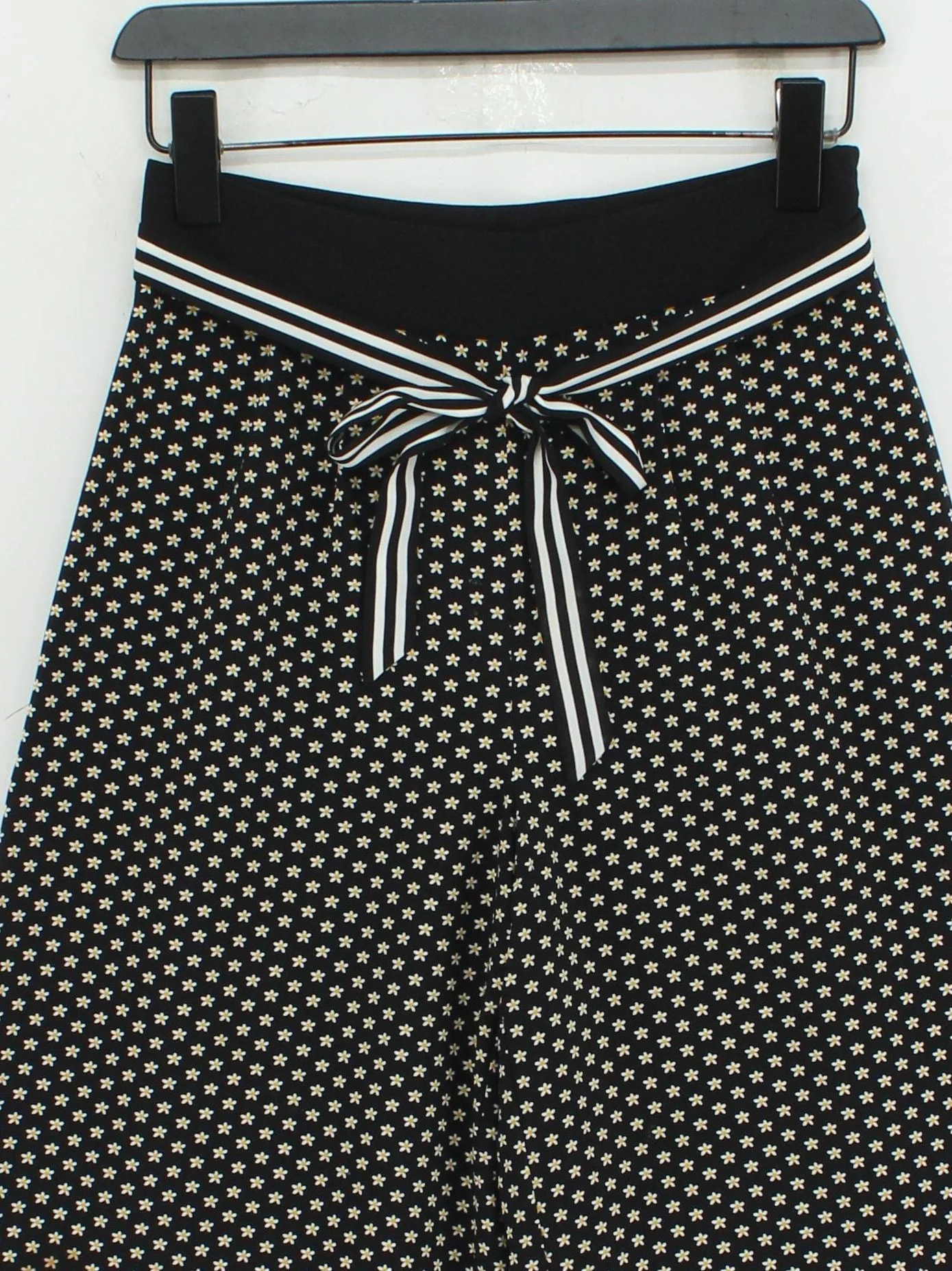 Ted Baker Women's Trousers UK 8 Black Floral 100% Polyester Wide-Leg Chino - Image 3