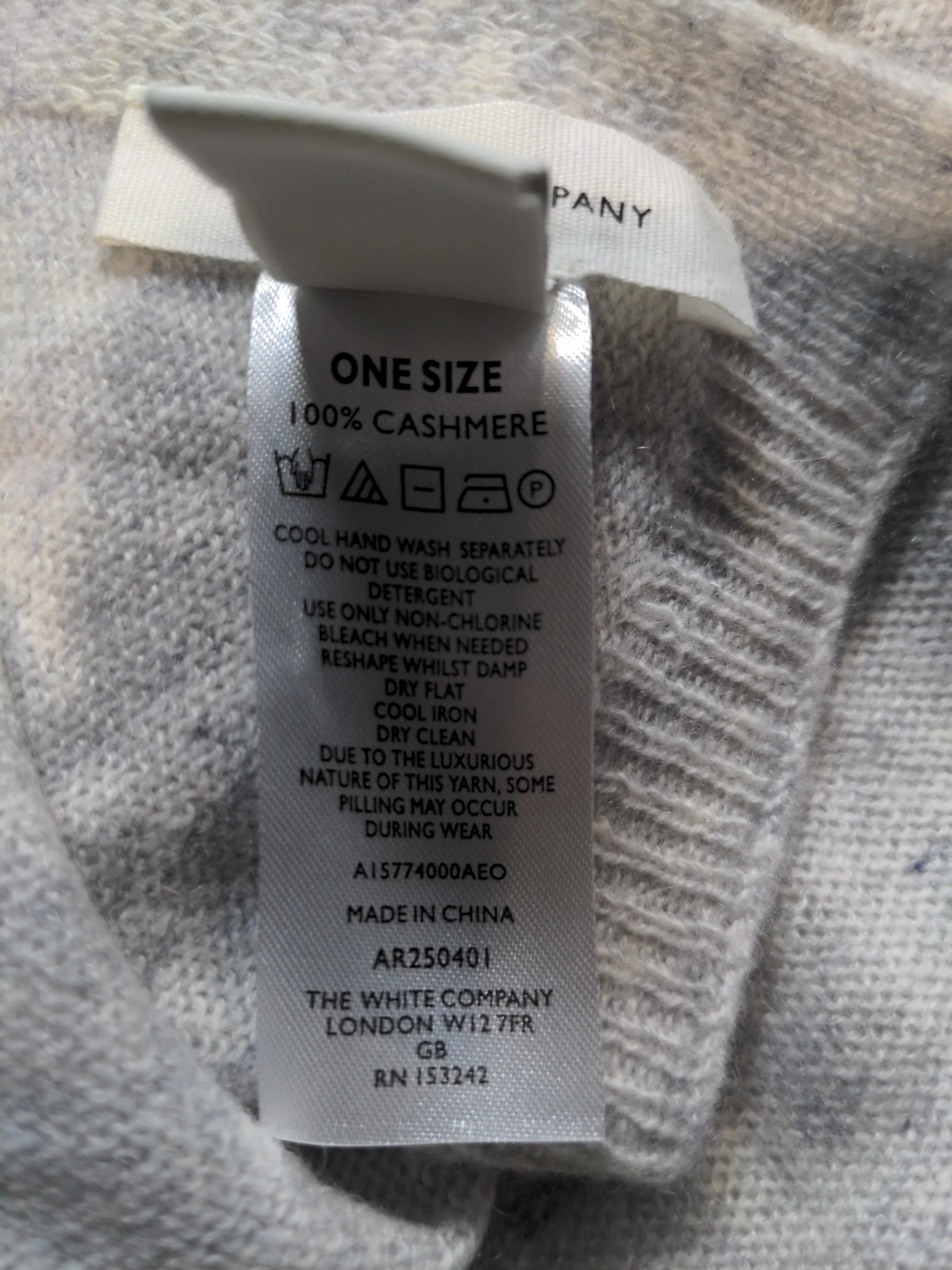 The White Company Men's Scarf Grey 100% Cashmere Scarf - Image 6