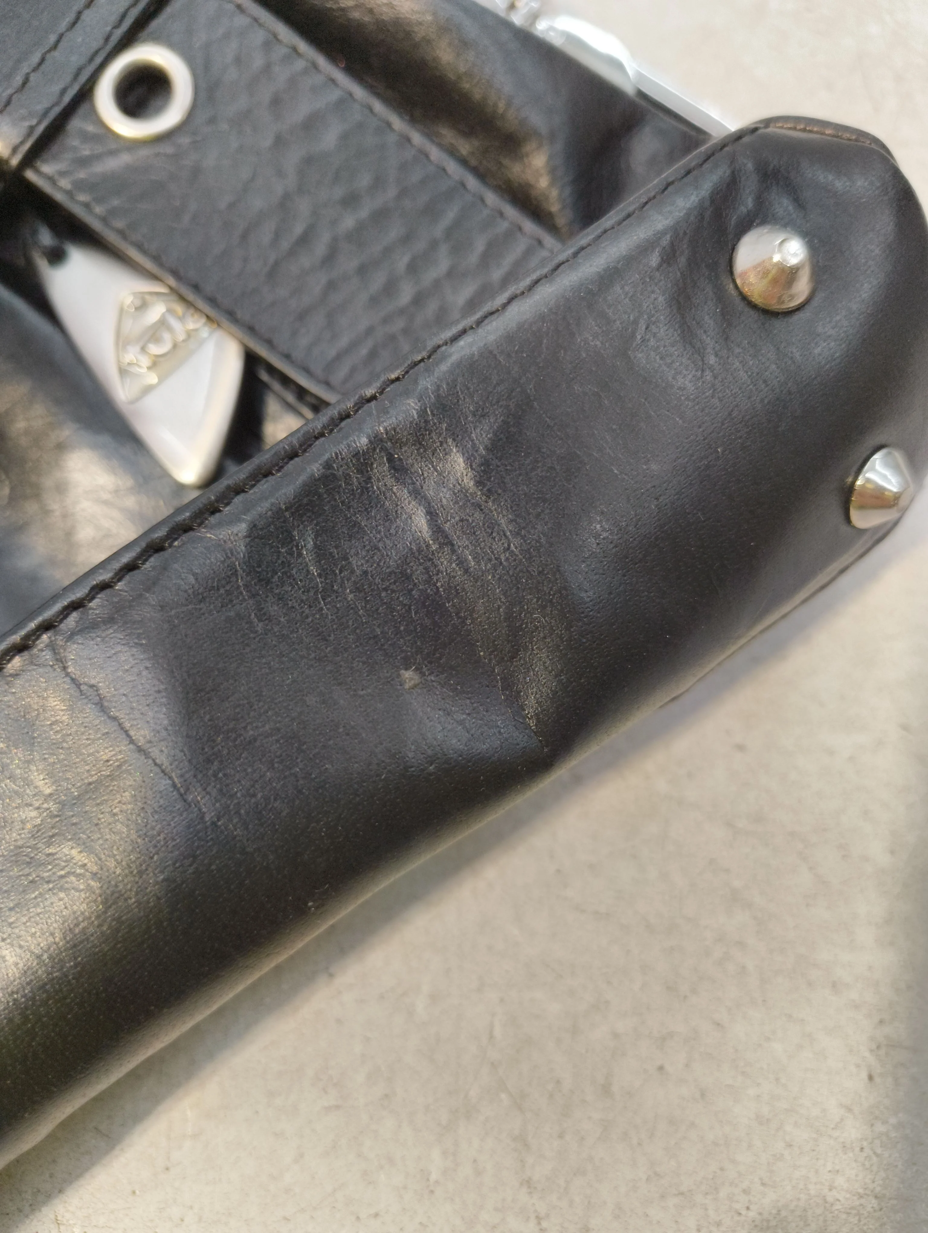 Tula Women's Bag Black 100% Leather Shoulder Bag - Image 5