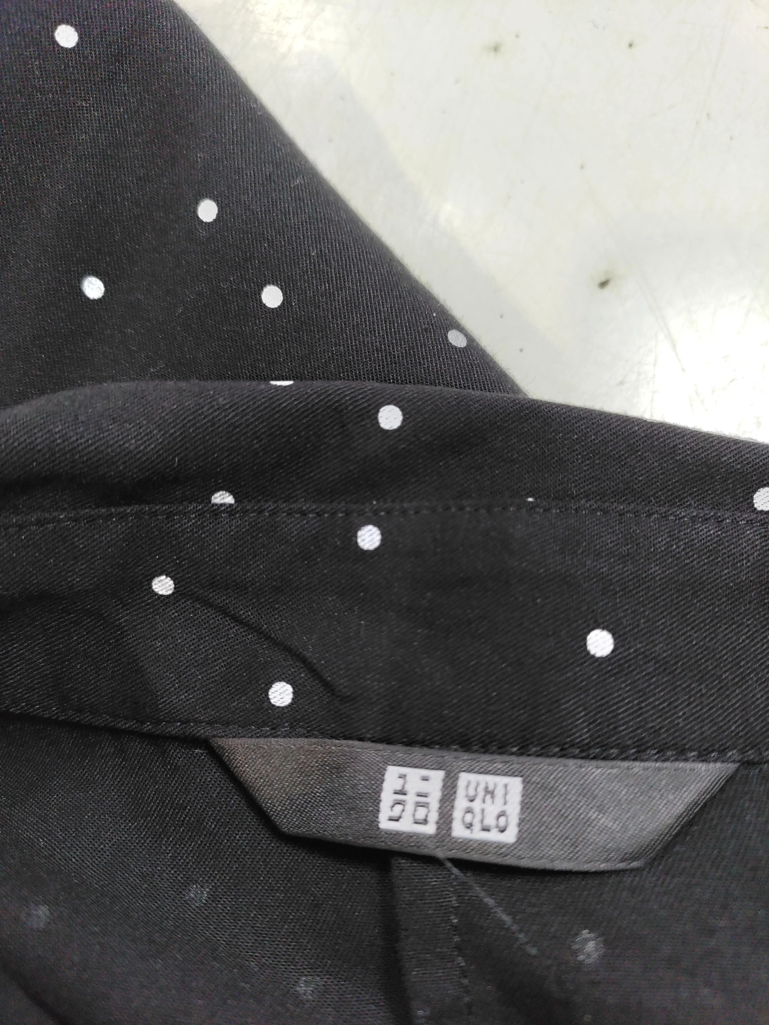 Uniqlo Men's Shirt M Black Polkadot Viscose with Polyester Basic - Image 5