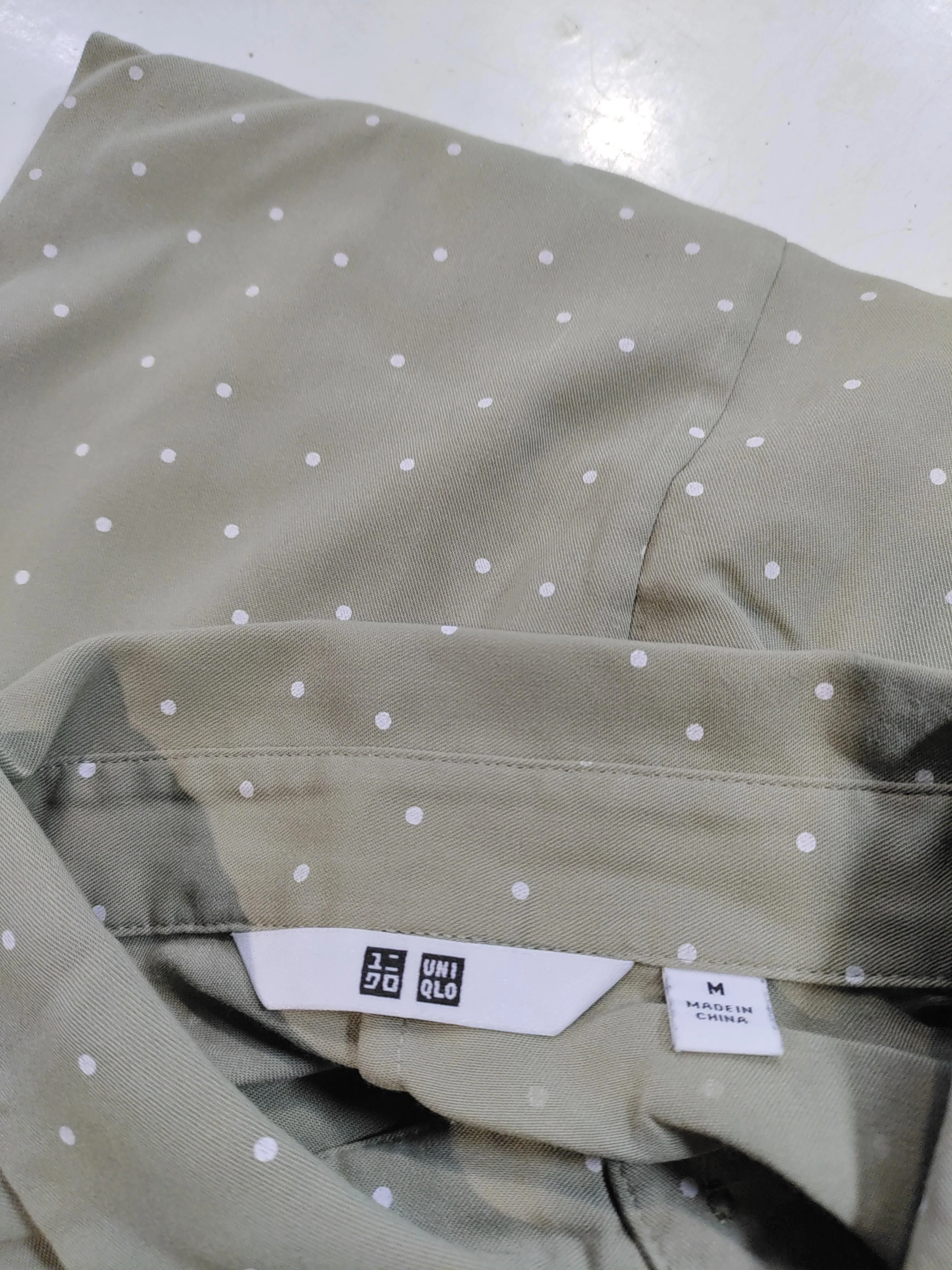 Uniqlo Women's Shirt M Green Viscose with Polyester Basic - Image 5