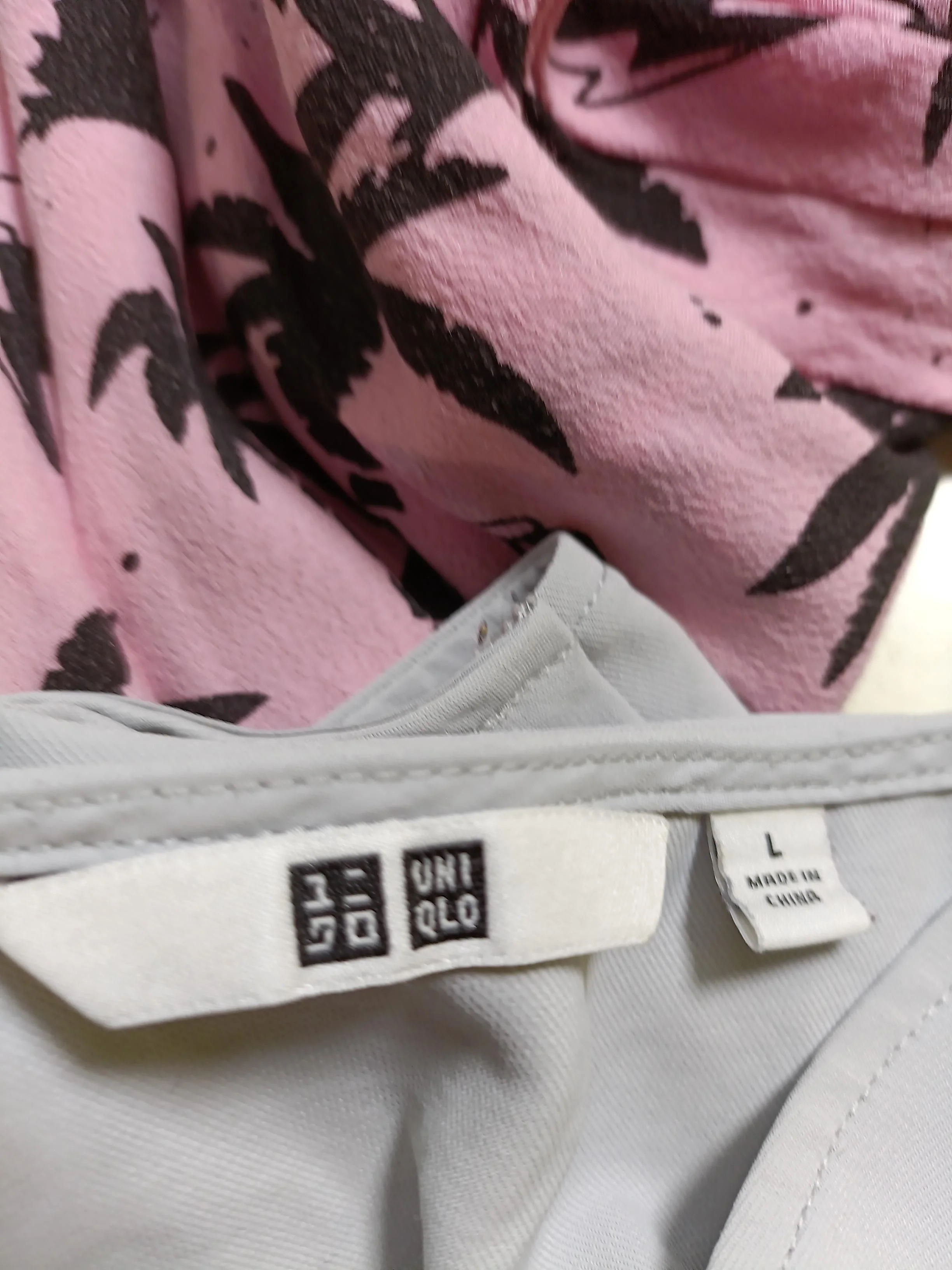 Uniqlo Women's Top L Grey 100% Other Short Sleeve V-Neck Basic - Image 5